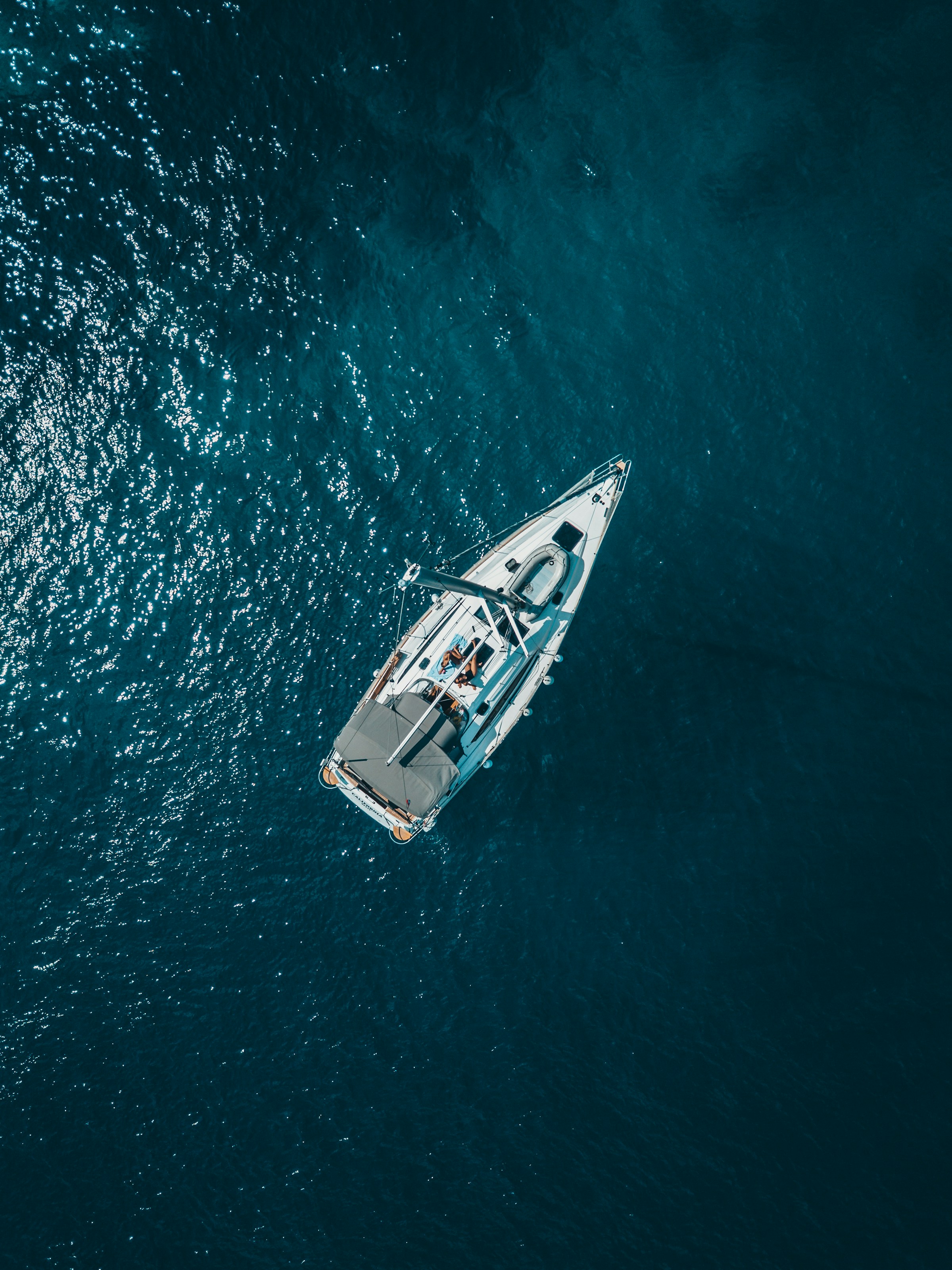 Barca a vela sulle acque blu del Mediterraneo